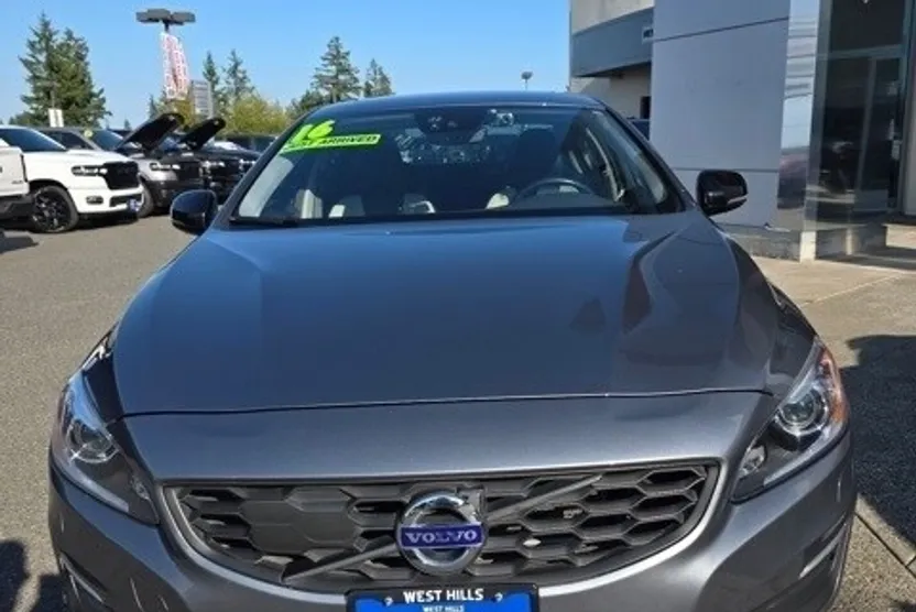 2016 Volvo S60 Cross Country T5 Platinum photo 1