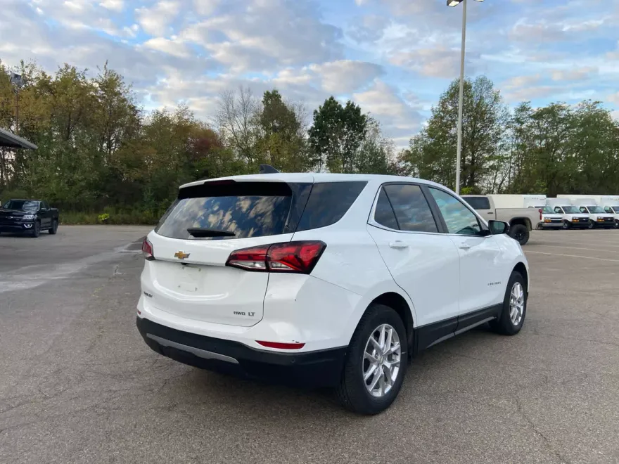 2023 Chevrolet Equinox LT photo 1