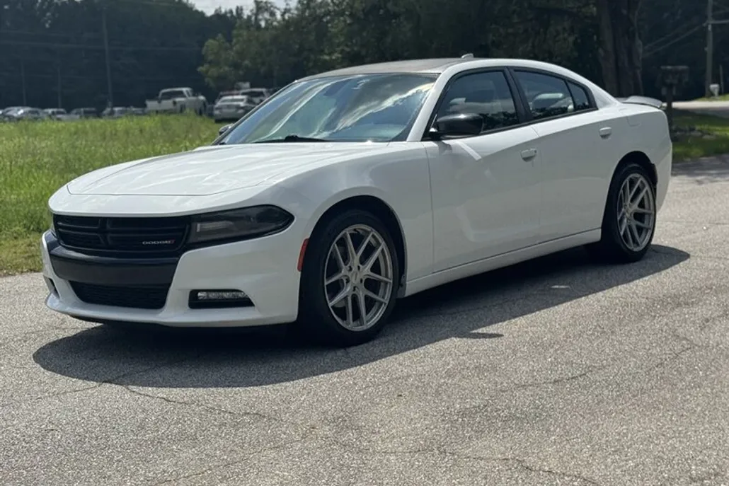 2016 Dodge Charger SXT photo 1