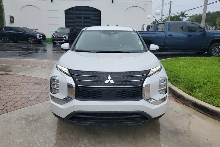 2022 Mitsubishi Outlander ES photo 1