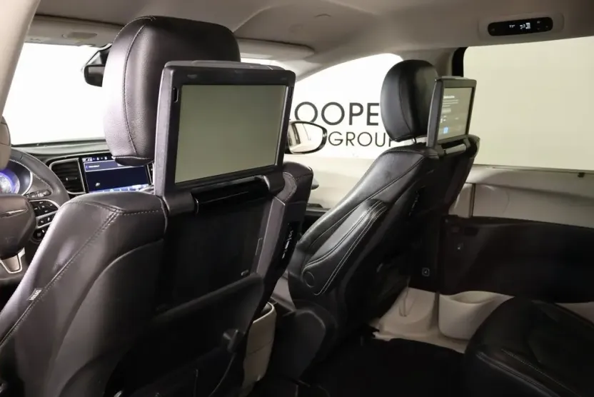 2022 Chrysler Pacifica Touring L photo 1