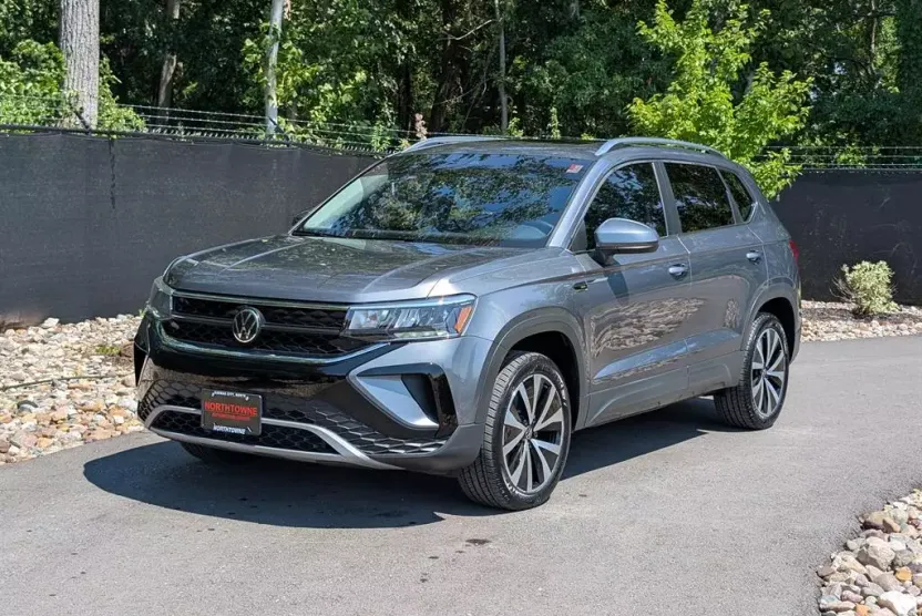 2023 Volkswagen Taos SE photo 1