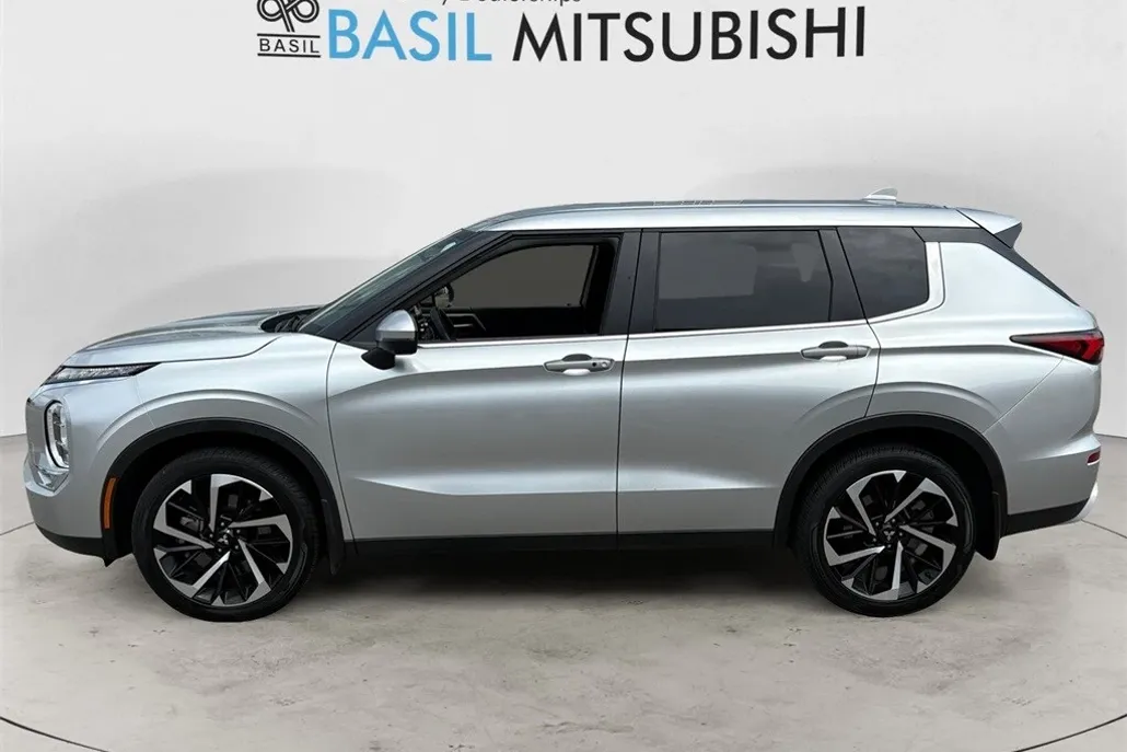 2024 Mitsubishi Outlander SE photo 1