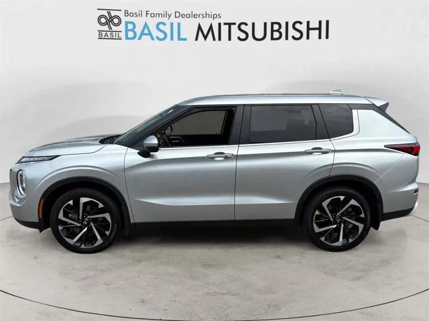 2024 Mitsubishi Outlander SE photo 1