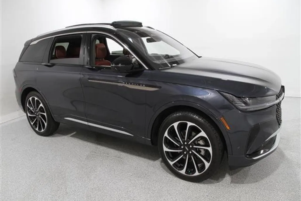 2024 Lincoln Nautilus Black Label photo 1
