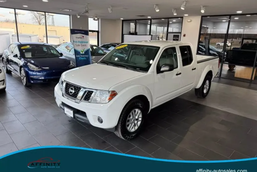 2016 Nissan Frontier Crew Cab SV photo 1