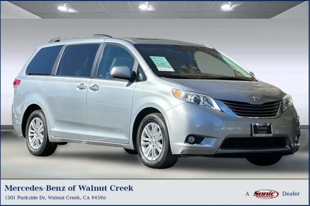 2011 Toyota Sienna XLE photo 1