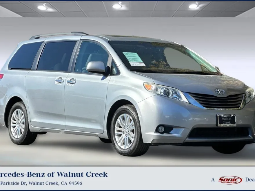 2011 Toyota Sienna XLE photo 1