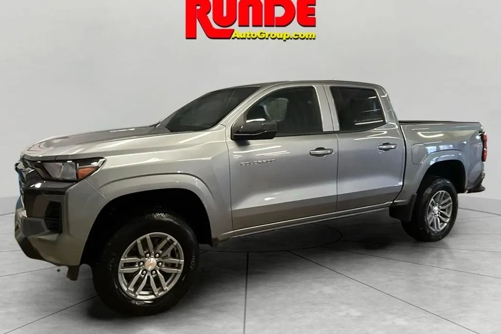 2025 Chevrolet Colorado Work Truck LT photo 1