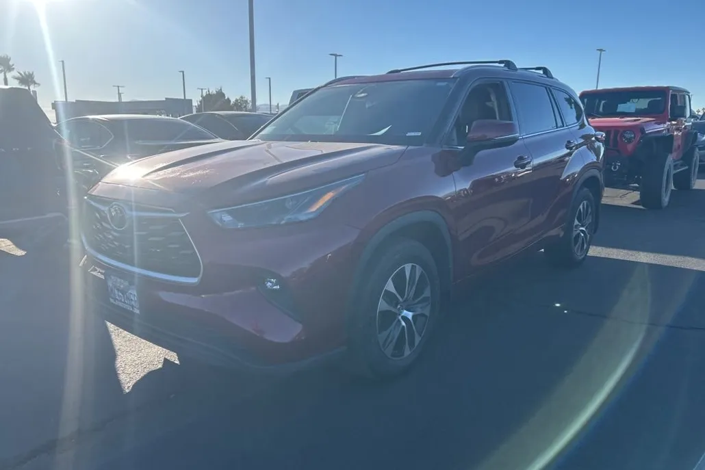 2022 Toyota Highlander XLE photo 1