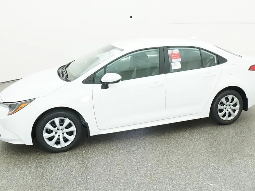 2025 Toyota Corolla LE photo 1