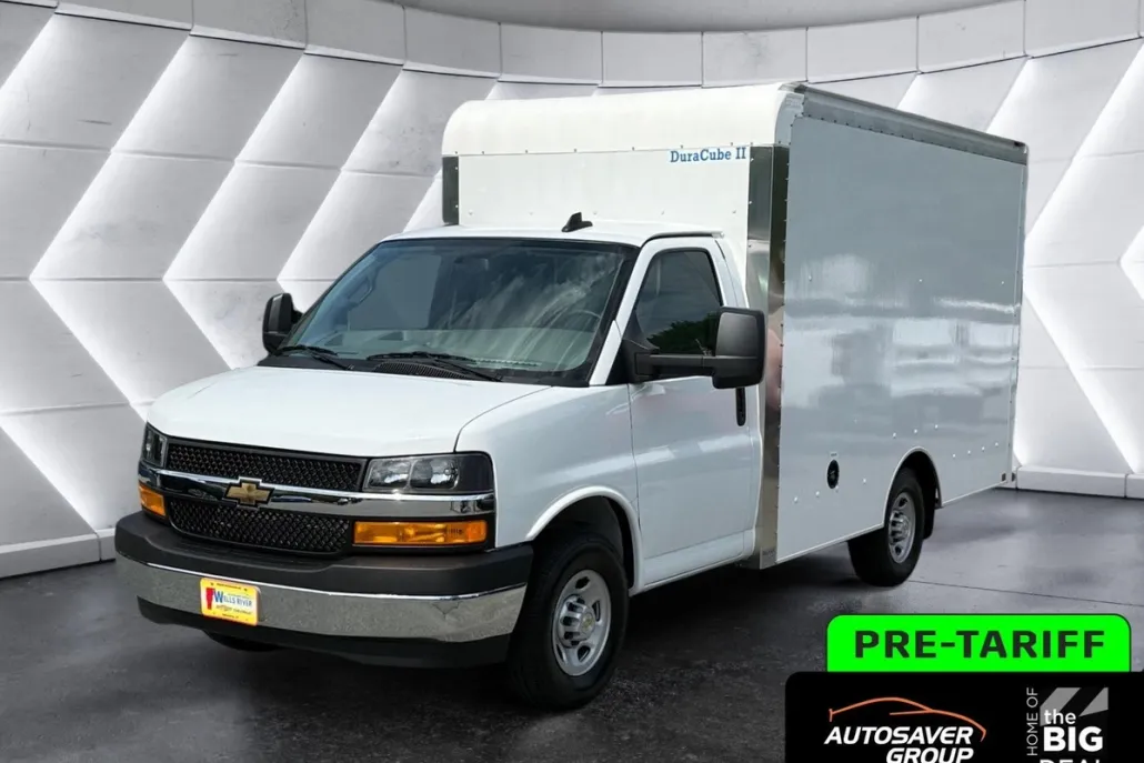 2025 Chevrolet Express Cutaway 3500 Cargo photo 1