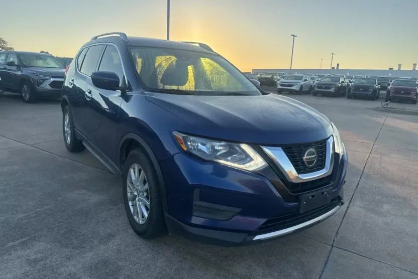 2019 Nissan Rogue SV photo 1