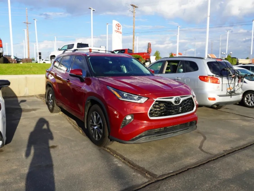 2021 Toyota Highlander XLE photo 1