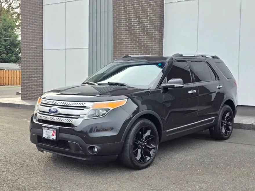 2015 Ford Explorer XLT photo 1