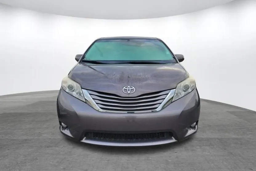 2015 Toyota Sienna XLE photo 1