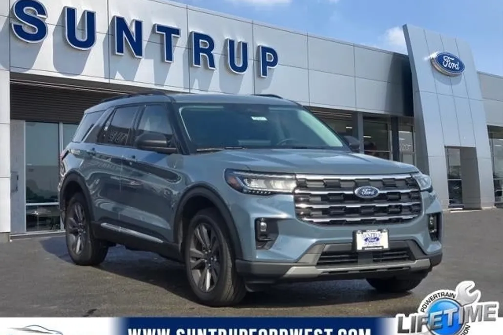 2025 Ford Explorer photo 1