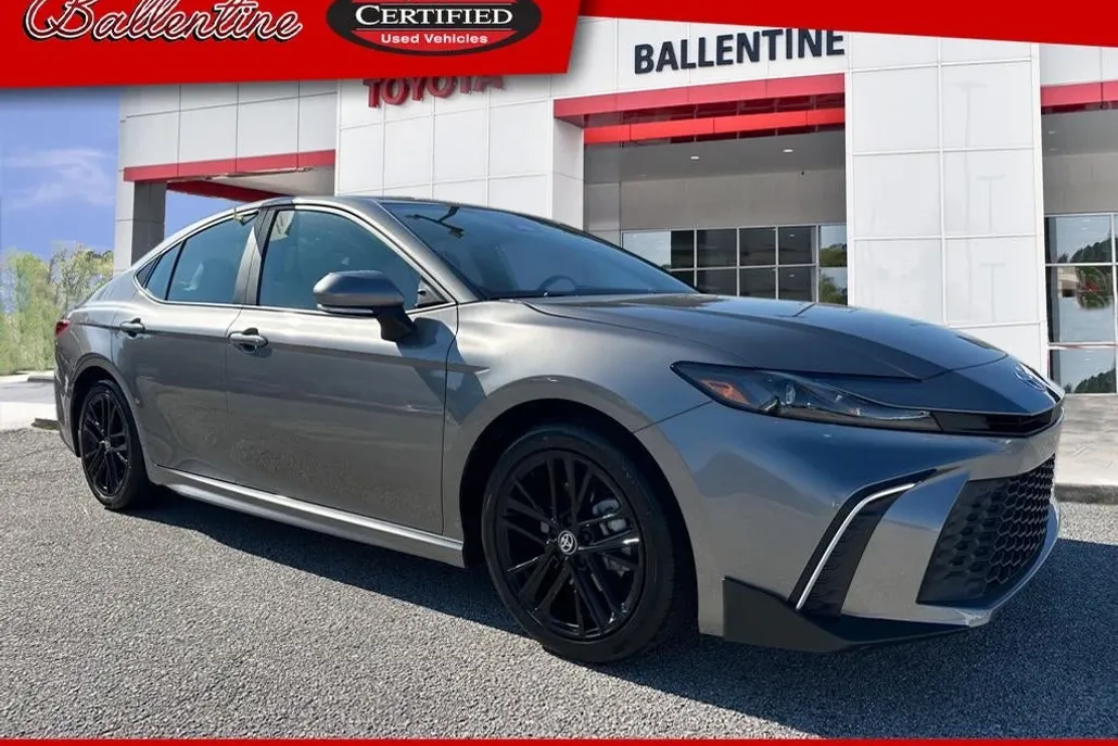 2025 Toyota Camry SE photo 1