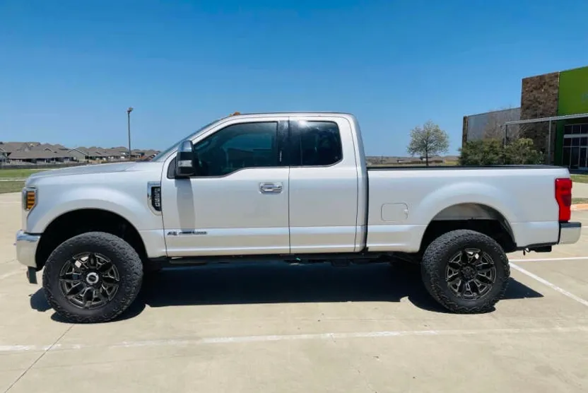 2019 Ford F-350 Lariat photo 1