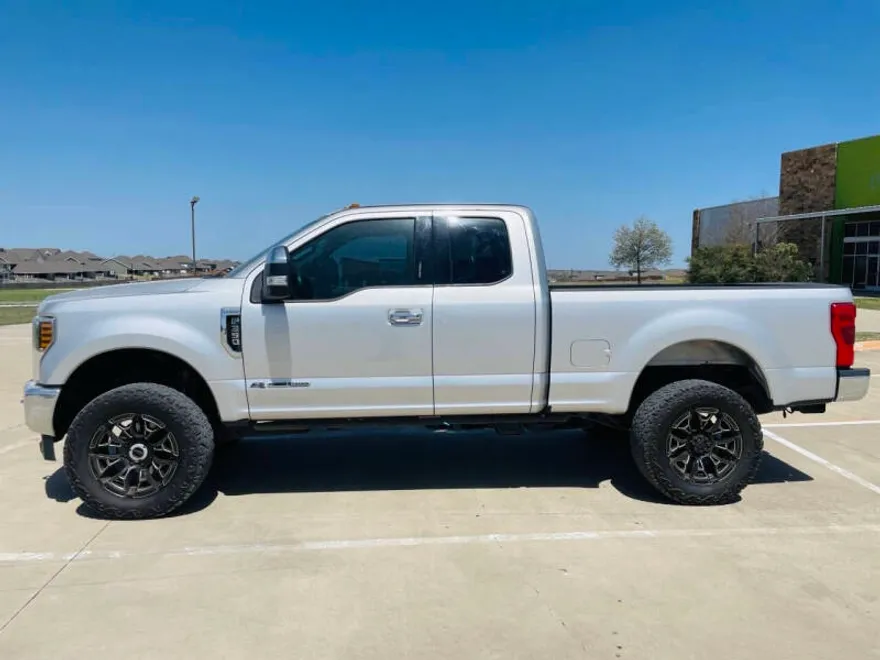 2019 Ford F-350 Lariat photo 1