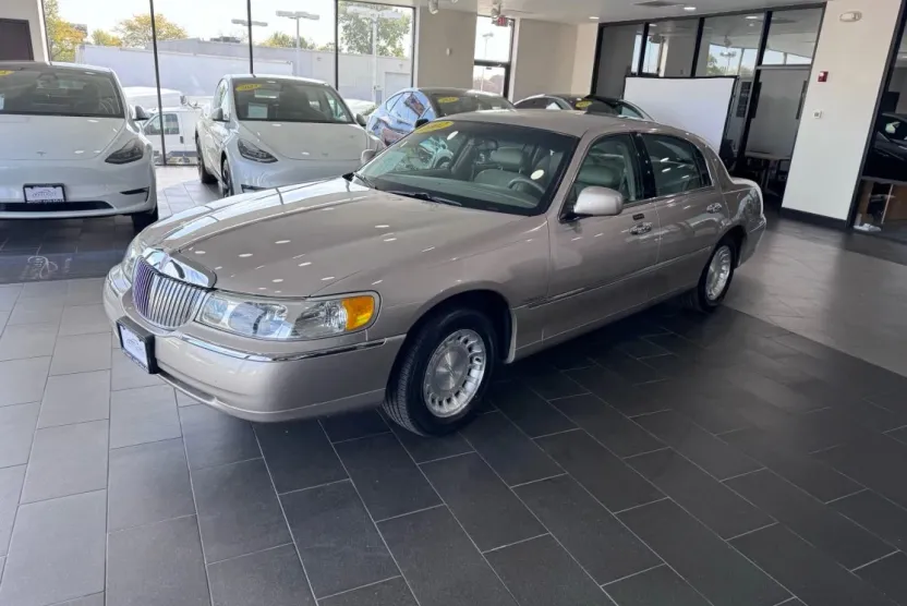 2002 Lincoln Town Car Executive photo 1
