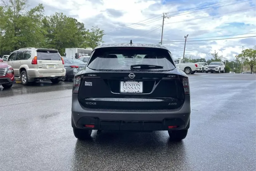 2025 Nissan Kicks SV photo 1