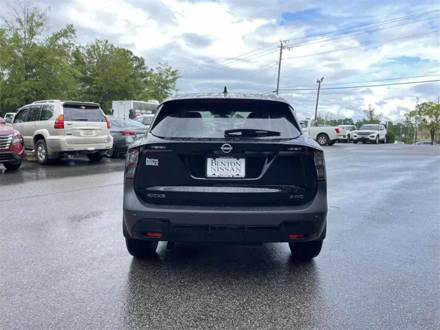 2025 Nissan Kicks SV photo 1