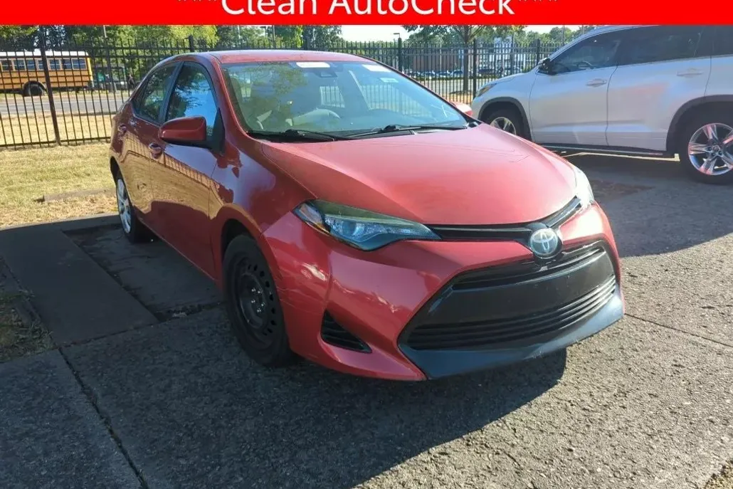 2017 Toyota Corolla LE photo 1