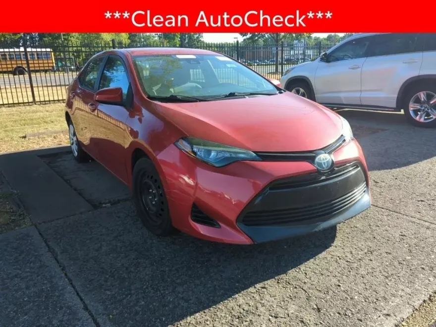 2017 Toyota Corolla LE photo 1