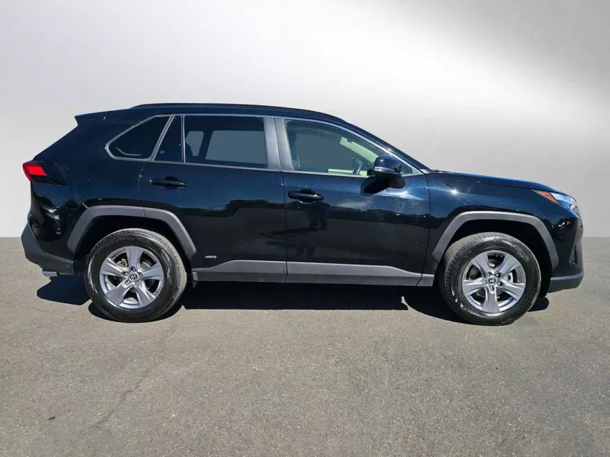 2022 Toyota RAV4 Hybrid XLE photo 1