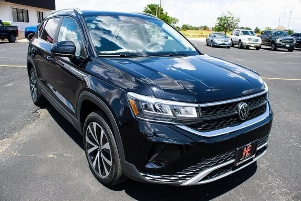 2023 Volkswagen Taos SE photo 1