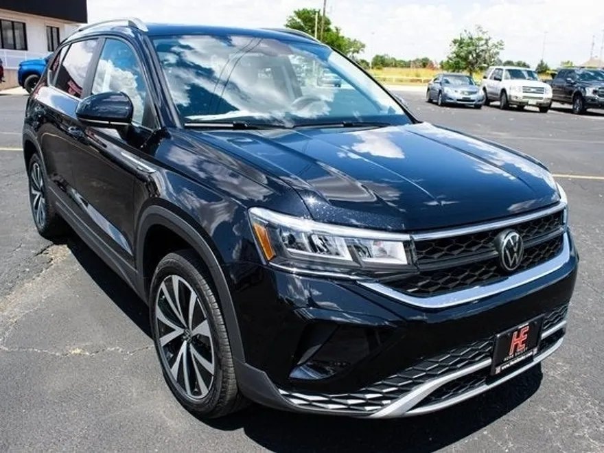 2023 Volkswagen Taos SE photo 1