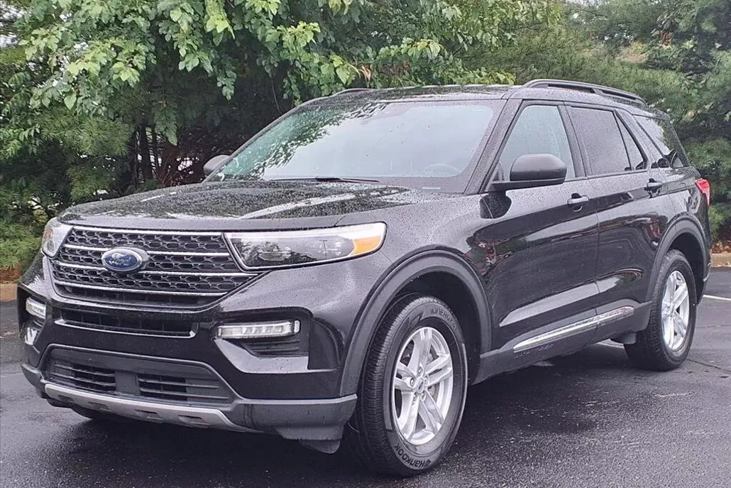 2023 Ford Explorer XLT photo 1