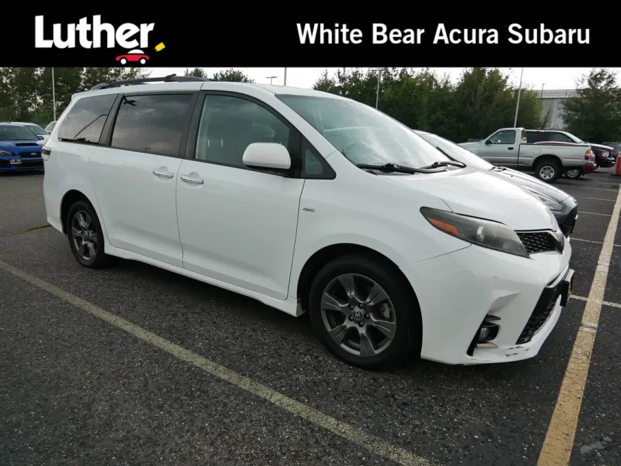 2020 Toyota Sienna SE photo 1