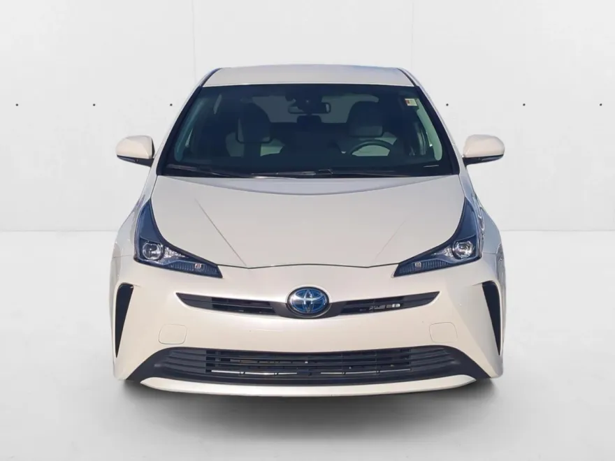 2020 Toyota Prius L photo 1
