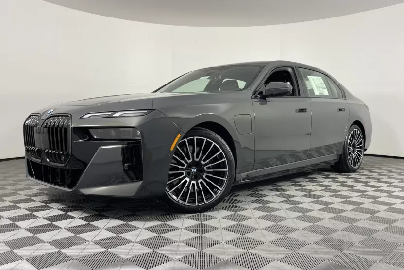 2026 Bmw 750e photo 1
