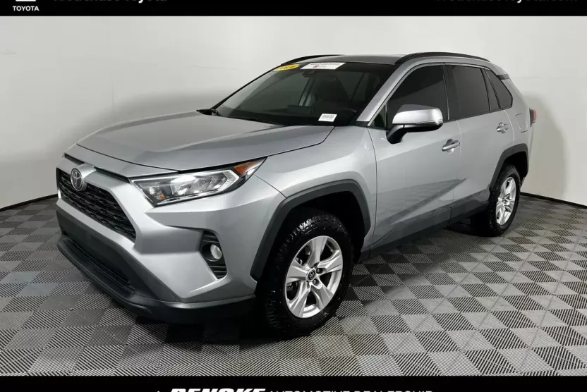 2021 Toyota RAV4 XLE photo 1