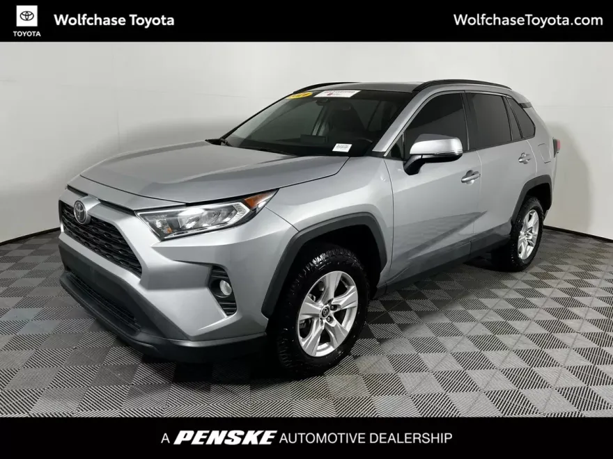 2021 Toyota RAV4 XLE photo 1