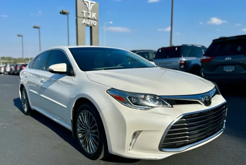 2016 Toyota Avalon XLE photo 1