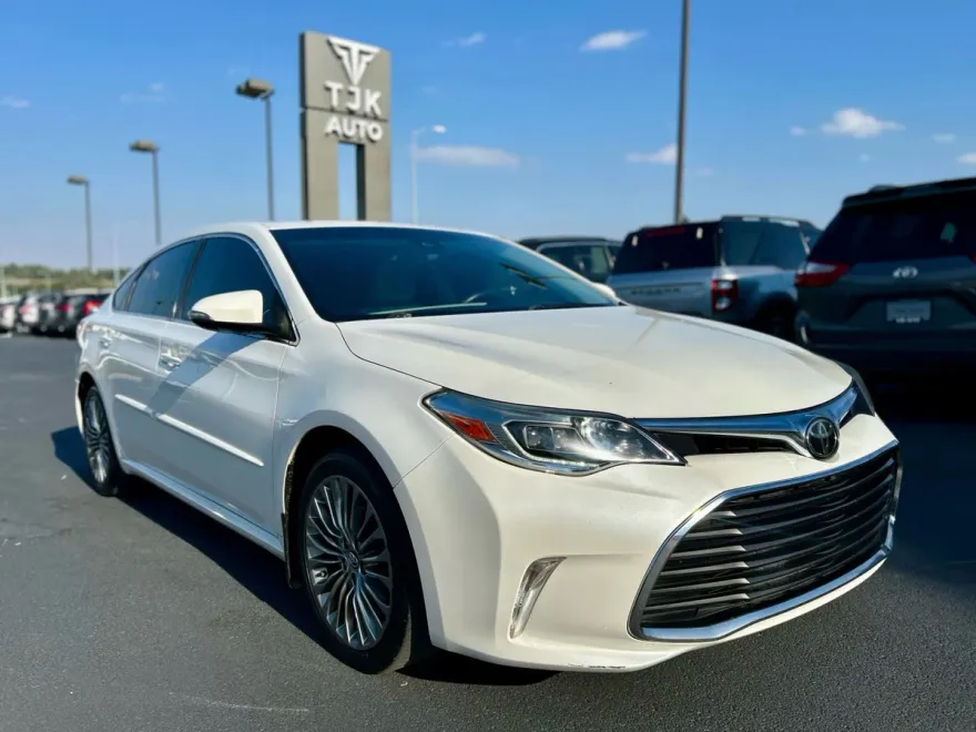 2016 Toyota Avalon XLE photo 1