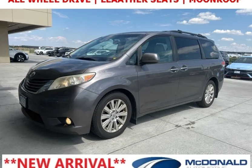 2011 Toyota Sienna XLE photo 1