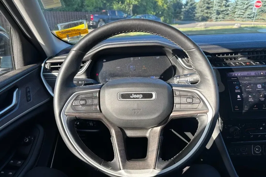 2022 Jeep Grand Cherokee Limited photo 1
