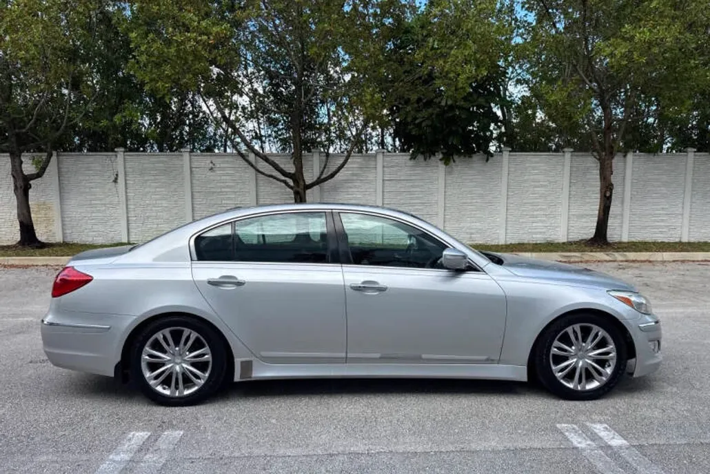 2012 Hyundai Genesis 3.8 photo 1