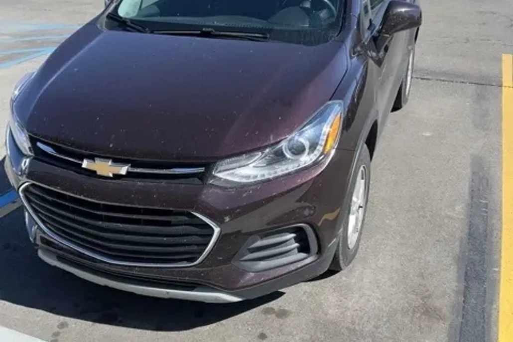 2022 Chevrolet Trax LT photo 1