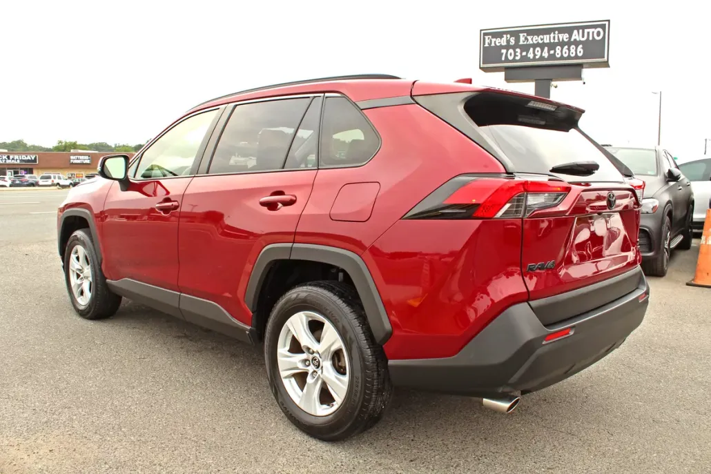 2019 Toyota RAV4 XLE photo 1