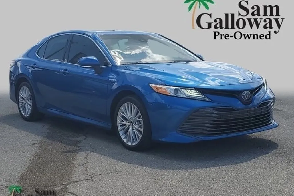 2020 Toyota Camry Hybrid XLE photo 1