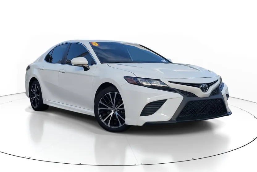 2020 Toyota Camry SE photo 1