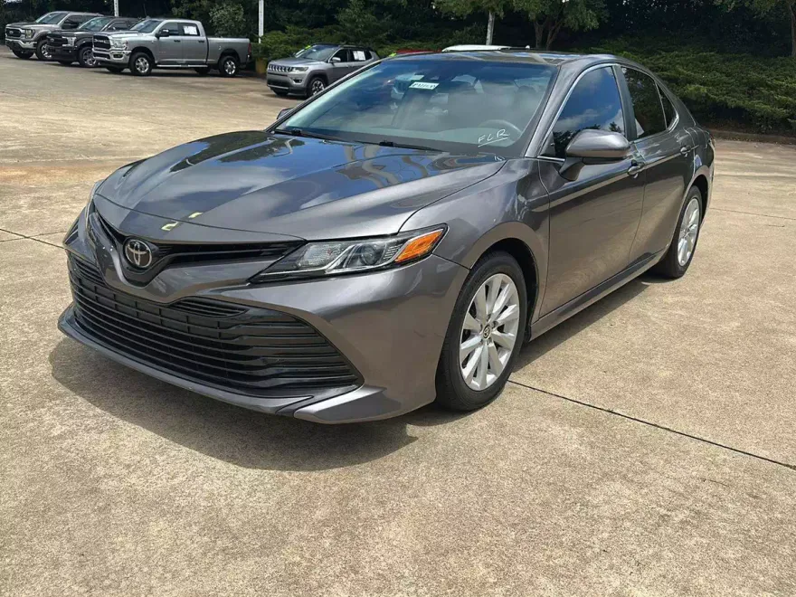 2020 Toyota Camry LE photo 1