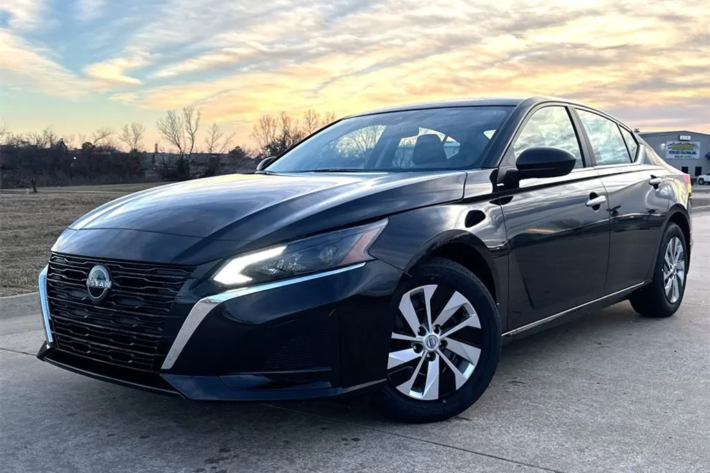 2025 Nissan Altima S photo 1