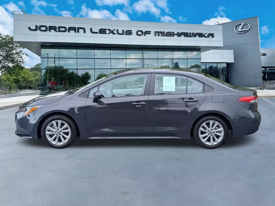 2025 Toyota Corolla LE photo 1